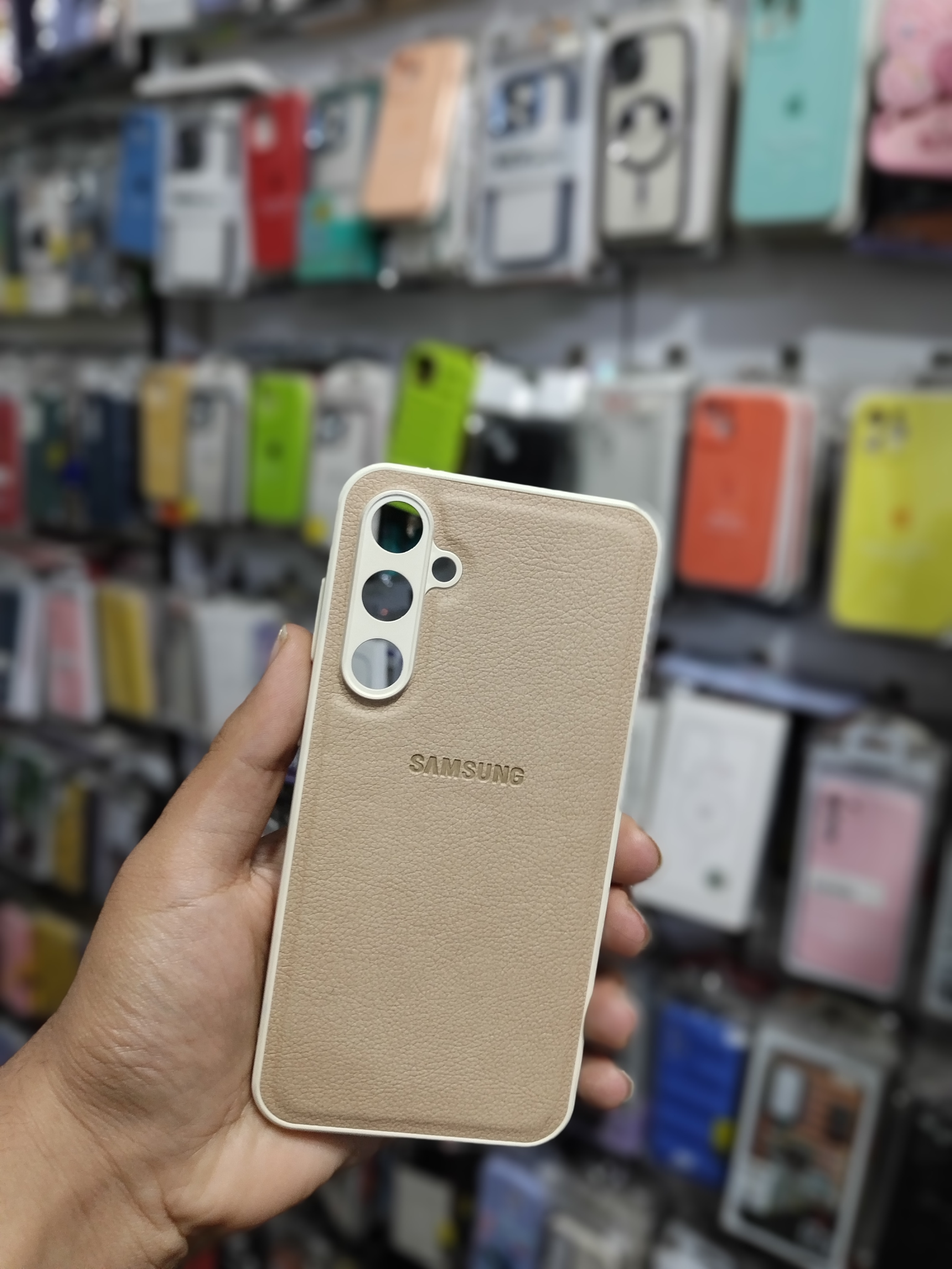 قاب گوشی Galaxy S23 FE سامسونگ چرم دور سیلیکونی Leather Case لوگو دار محافظ لنز دار کرم تیره